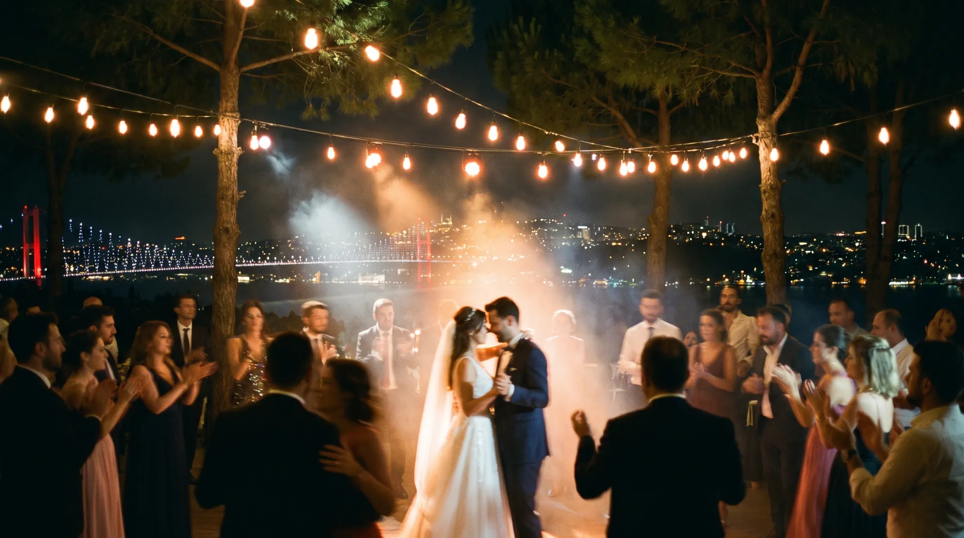 Gece terasında ilk dans, arkada ışıklı köprü