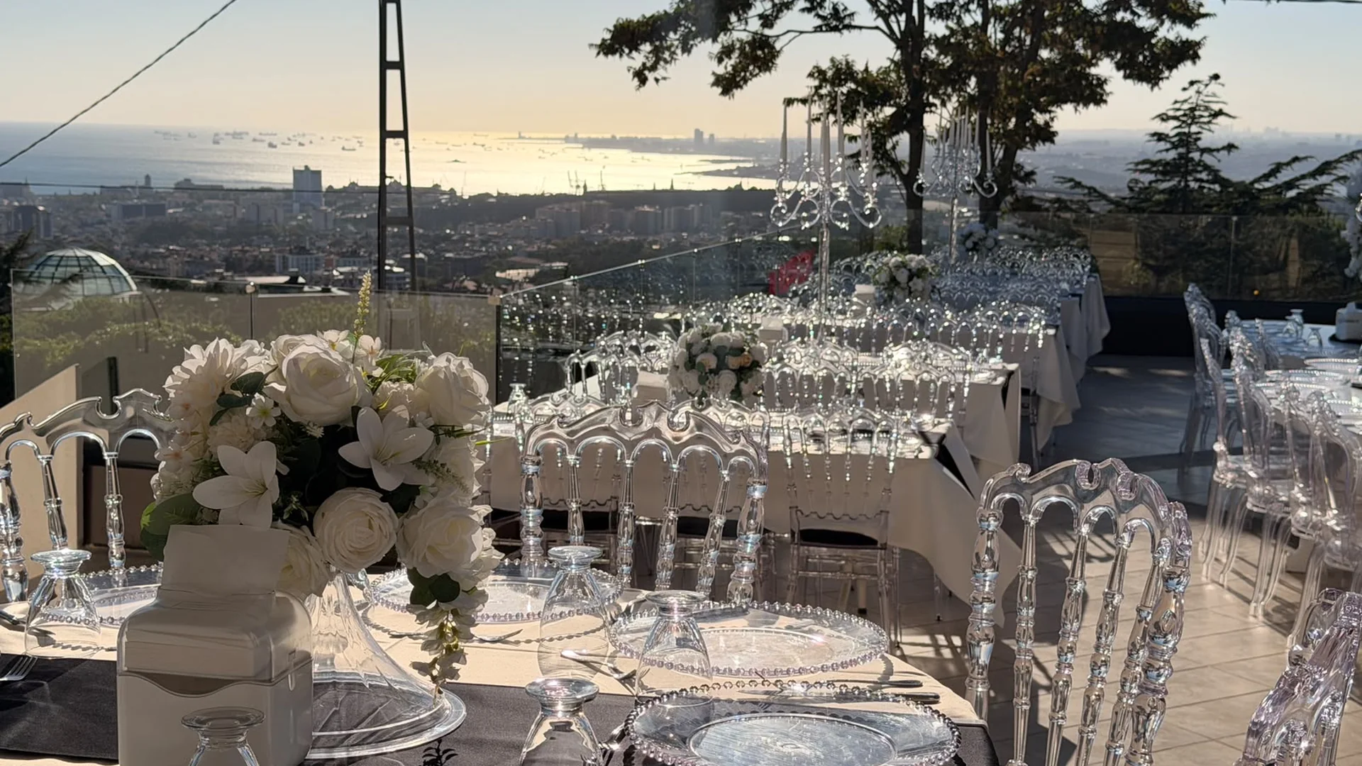 Büyük Balkon terası: kristal sandalyeler, çiçek takı ve Boğaz manzarası